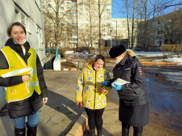 Сотрудники Госавтоинспекции в Удомле, совместно с «Родительским патрулем» детского сада «Улыбка» напомнили родителям - водителям о правилах перевозки маленьких пассажиров.