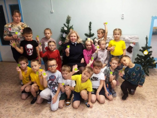 «Безопасные каникулы»: Елочные игрушки, напоминающие о правилах дорожного движения изготовили в детском саду