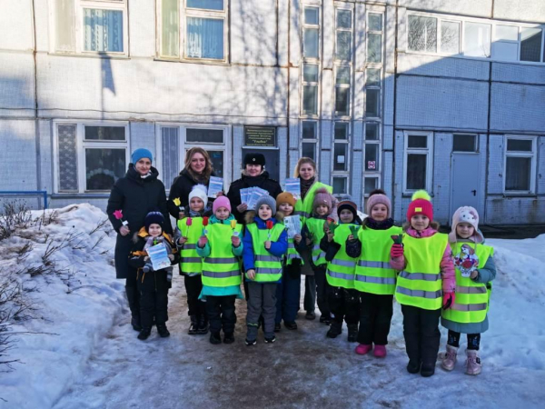 В Удомле, юные помощники инспекторов движения с автоинспекторами провели акцию для прекрасных дам «Праздничный патруль»