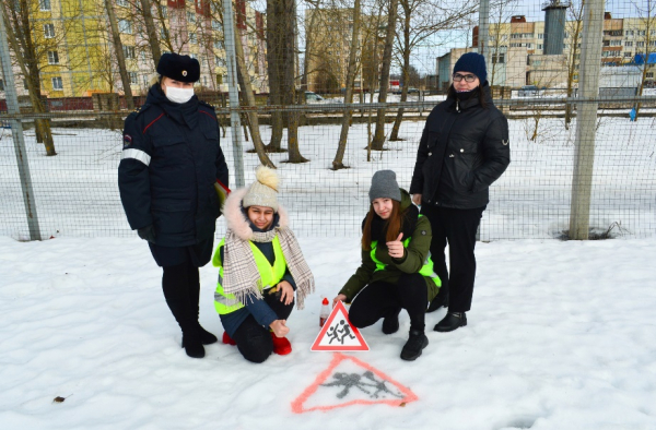 В Удомле провели акцию «Калейдоскоп дорожных знаков».
