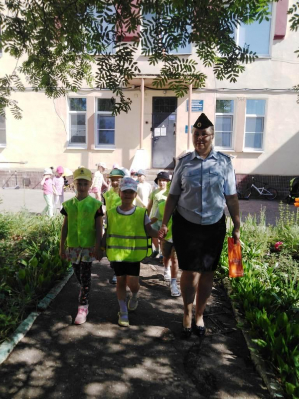 В Удомле сотрудники Госавтоинспекции провели профилактическое мероприятие «Шагающий автобус»