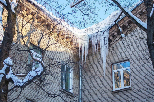 Администрация УГО напомнила управляющим компаниям о городских крышах