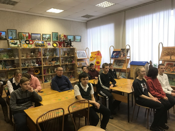 16 ноября в Центральной библиотеке им. Н.А. Зворыкина для учащихся 9 классов УСОШ №1 им. А.С. Попова прошел тематический час общения &quot;В слове - Мы - сто тысяч Я&quot;, посвященный Дню толерантности.