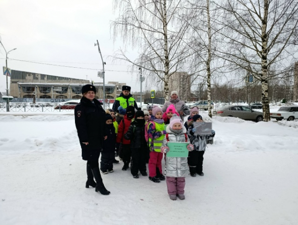 Сотрудники Удомельской Госавтоинспекции провели пешеходную экскурсию &laquo;Мой безопасный путь&raquo; для дошкольников