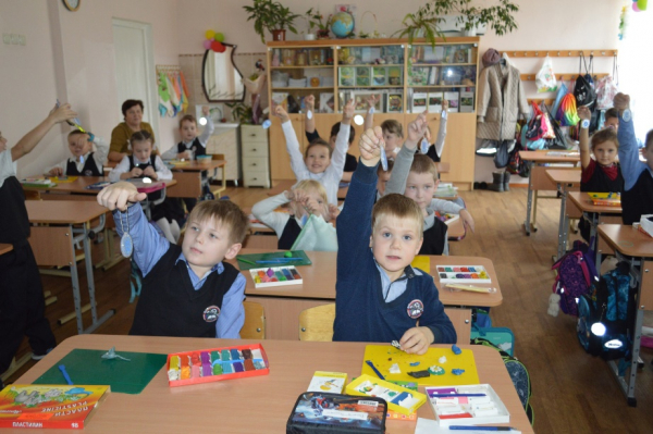 Светоотражатели на одежде – модно и безопасно. Школьникам Удомли напомнили о простых правилах поведения на дороге