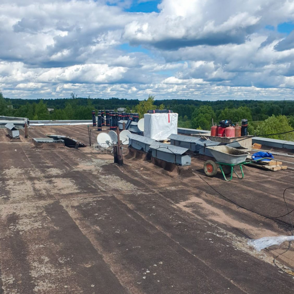 В многоквартирном доме №7 в деревне Ряд начались работы по выполнению капитального ремонта кровли