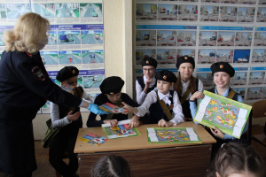 Удомельские автоинспекторы совместно с отрядом ЮИД в автошколе ДОСААФ провели мероприятие «Безопасность — это важно!».