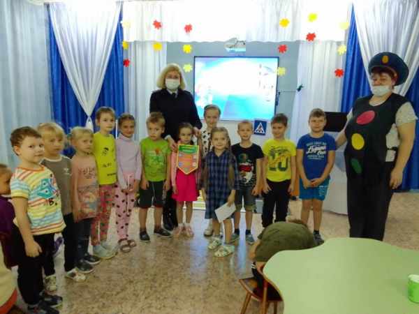 В Удомельском детском саду «Буратино» провели викторину по ПДД  «Живи по правилам».
