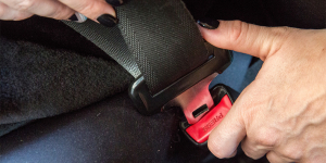 Сотрудники Госавтоинспекции напоминают о необходимости использования ремней безопасности.