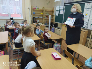 Сотрудники Удомельской Госавтоинспекции разъяснили «Дорожную грамоту пешехода» учащимся начальной школы «Садко».