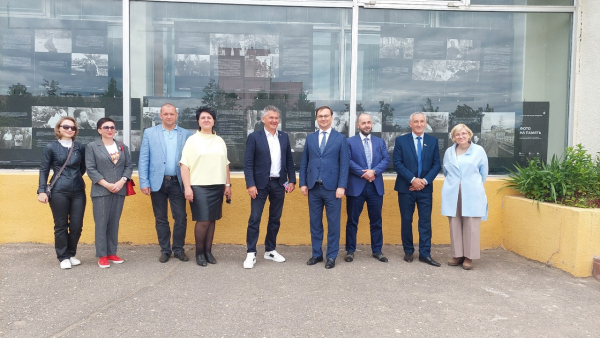 Открытие уличной выставки «Фото на память. Игорь Курчатов в воспоминаниях и фотографиях современников»