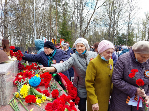Одной из важнейших традиций Великого Дня Победы является возложение цветов к воинскому захоронению в парке Победы и у Обелиска Победы в центре Удомли