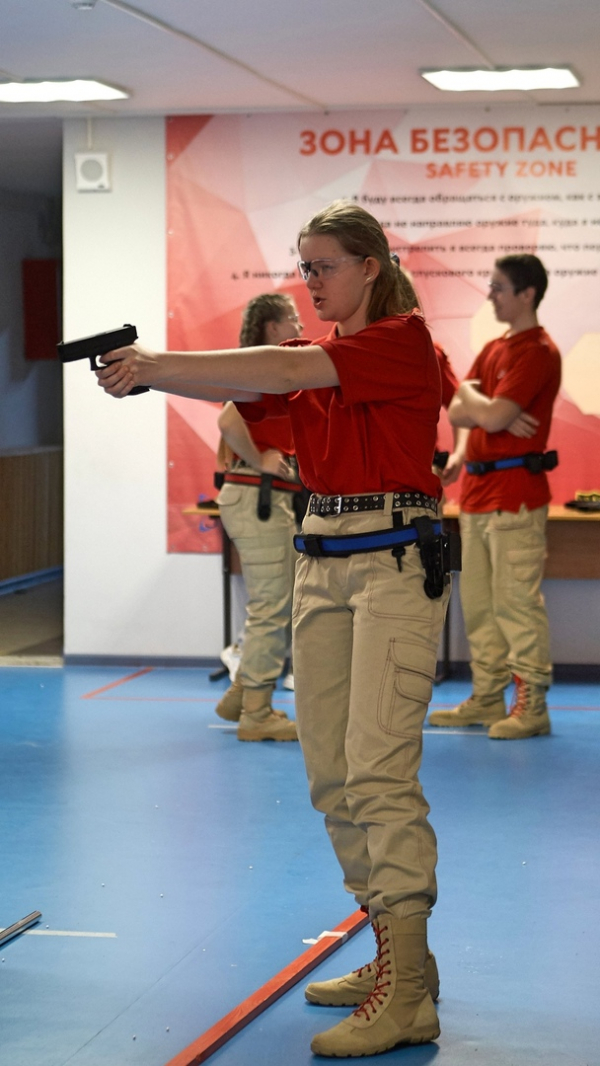 17 декабря на базе тира Удомельской гимназии прошли клубные соревнования по практической стрельбе из пневматического пистолета в поддержку военнослужащих Российской Федерации в специальной военной операции и приуроченных «Дню Энергетика»