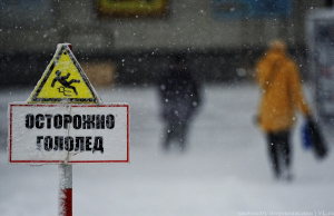 Сотрудники удомельской Госавтоинспекции напоминают автолюбителям о правилах вождения в гололед.