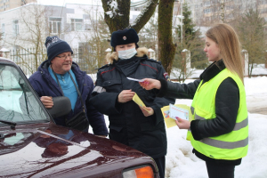 В преддверии праздника в Удомле прошла поздравительная акция «Письмо водителю и пешеходу»