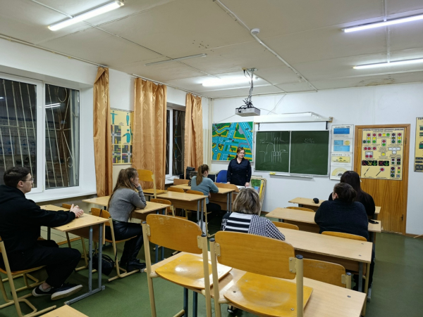 Удомельские автоинспекторы провели беседу по Правилам дорожного движения с кандидатами в водители в одной из автошкол города Удомля