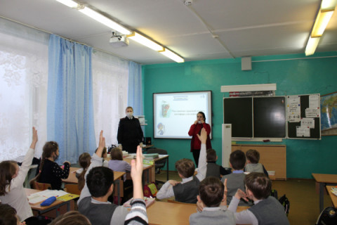 Сотрудники удомельской Госавтоинспекции и педагоги провели уроки дорожной безопасности.