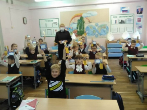 Сотрудники Удомельской Госавтоинспекции провели &laquo;Уроки дорожной безопасности&raquo; для первоклашек начальной школы &laquo;Садко&raquo;.