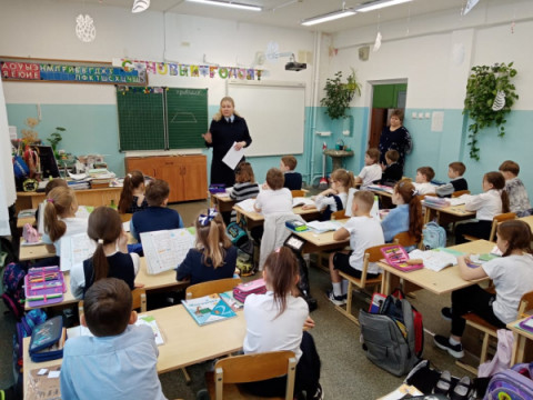 Сотрудники Госавтоинспекции проводят профилактические беседы &laquo;Безопасная дорога&raquo; с учащимися образовательных организаций