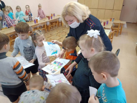 Сотрудник ГИБДД напомнила Удомельским дошкольникам детского сада &laquo;Улыбка&raquo; о правилах безопасного поведения на улицах в зимний период.