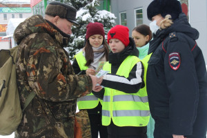 Сотрудники Удомельской Госавтоинспекции вместе с ЮИД и волонтерами проводят профилактические мероприятия &laquo;Внимание &ndash; дорога!&raquo;.