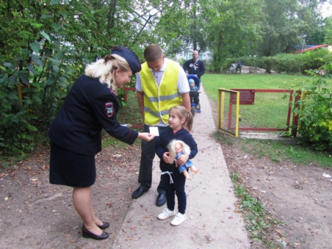 Удомельские Автоинспекторы  и &laquo;Родительский патруль&raquo; напомнили взрослым о правилах перевозки несовершеннолетних.