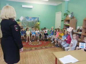 Сотрудники Госавтоинспекции ко Дню защитника Отчества провели акцию &laquo;Открытка для папы&raquo;.