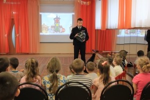 УРОК МУЖЕСТВА С ПОЛИЦЕЙСКИМИ