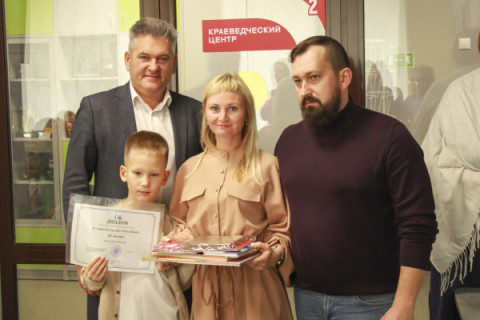 Награждение победителей и участников муниципального этапа областной фотоакции &laquo;С книгой дружит вся семья&raquo; и муниципального конкурса читающих семей &laquo;Моя семья - моё богатство&raquo;