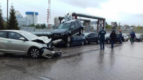 В Удомле произошло массовое ДТП без пострадавших.