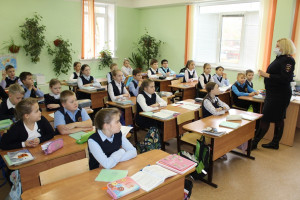 В Удомле сотрудники Госавтоинспекции напомнили школьникам правила безопасного поведения на дороге.