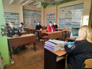 В Удомле Госавтоинспекторы провели беседу в автошколе с будущими водителями.