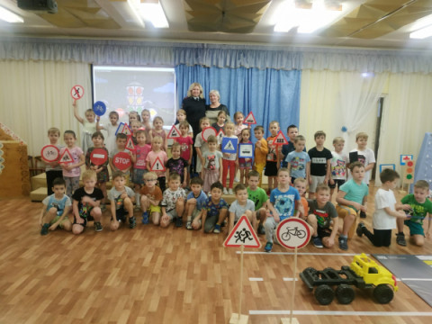 В удомельском детском саду &laquo;Кораблик&raquo; прошло игровое мероприятие по ПДД &laquo;Правила знаю и выполняю&raquo;
