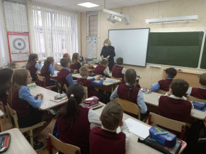 Инспекторы ГИБДД провели уроки безопасности перед каникулами в городской школе.