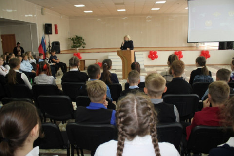 Удомельские инспекторы ГИБДД провели открытые уроки безопасности с учащимися школы.