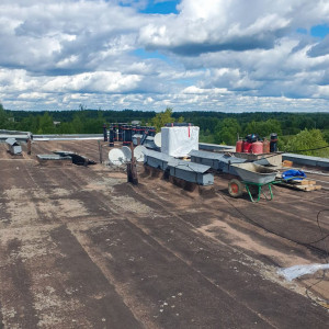 В многоквартирном доме №7 в деревне Ряд начались работы по выполнению капитального ремонта кровли