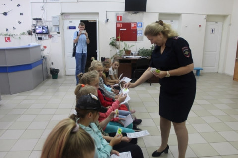 Сотрудники ГИБДД в Удомле провели профилактическую беседу с детьми школьного лагеря.