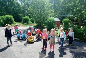 В Удомле в детском саду прошел интересный досуг по Правилам дорожного движения &laquo;Дорожный серпантин&raquo;.