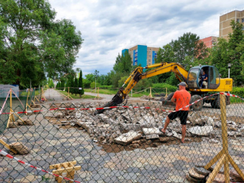 В Удомле продолжаются работы по реконструкции фонтана