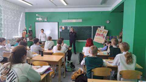 В Удомле сотрудники Госавтоинспекции посетили первую школу с беседами о дорожной грамотности