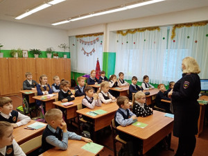 Сотрудники ГИБДД напомнили школьникам о правилах безопасного поведения на улицах в зимний период.