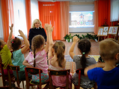 С малышами в Удомле провели занятия по Правилам дорожного движения &laquo;Азбука юного пешехода&raquo;.