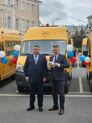 Губернатор Игорь Руденя вручил главам округов ключи от школьных автобусов