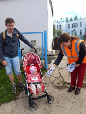 Сотрудники Удомельской Госавтоинспекции вместе с &laquo;Родительским патрулем&raquo; у  детского сада &laquo;Малыш&raquo; провели акцию &laquo;Ребенок-главный пассажир&raquo;.