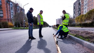 Коммисионное измерение ровности дорожного покрытия автодороги на улице Попова