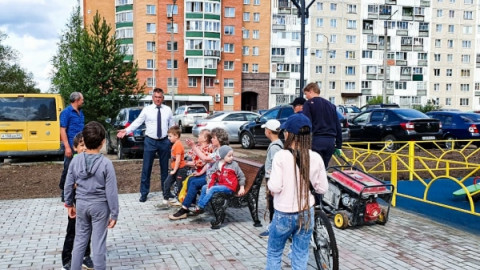 На общественной территории по улице Попова от дома 17 до дома 23 началась установка парковых диванов