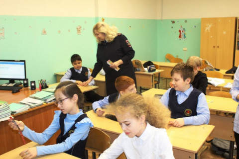 Сотрудники удомельской Госавтоинспекции разъяснили &laquo;Дорожные правила пешехода&raquo; учащимся удомельской гимназии №3