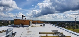 Продолжается капитальный ремонт крыши многоэтажного дома по адресу: улица Энтузиастов, дом 12.