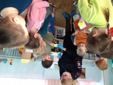 Сотрудники  удомельской Госавтоинспекции провели с малышами интегрированное занятие по ПДД  с элементами художественного творчества.