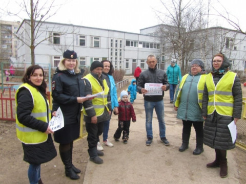 Сотрудники ГИБДД и &laquo;Родительский патруль&raquo; в Удомле провели акцию &laquo;Подарив жизнь, сохраните ее&raquo;.
